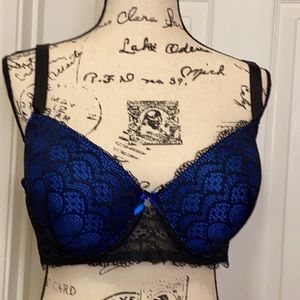 Daisy Fuentes blue and black lace bra